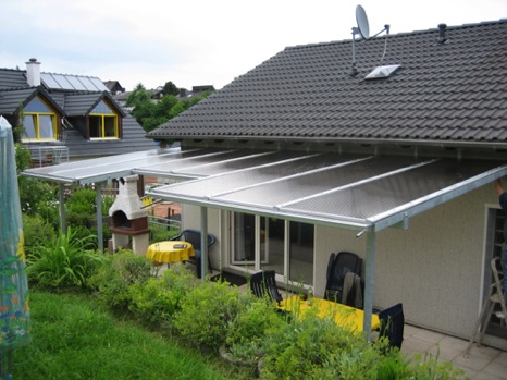 Trotzt dem Regenschauer. Feiern Sie weiter unter Ihrer Terrassenüberdachung